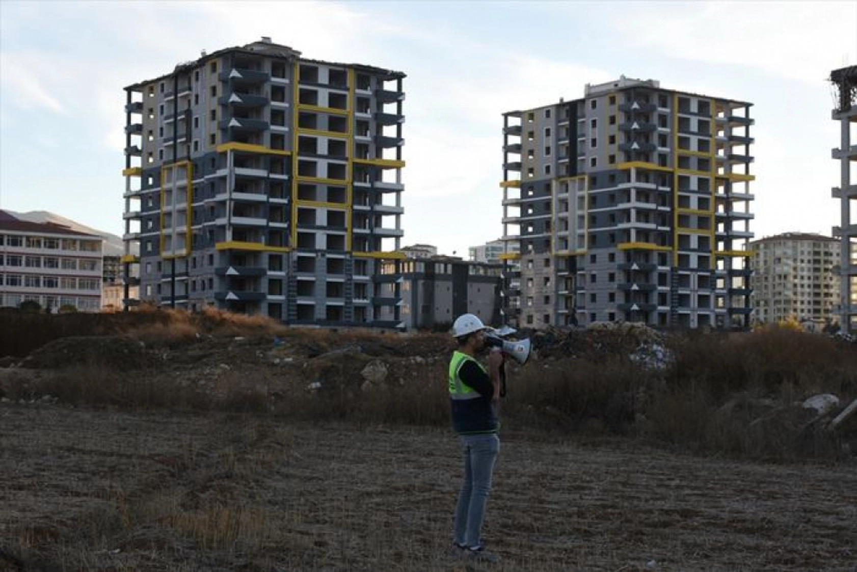 Malatya'da ağır hasarlı iki bina patlayıcı kullanılarak yıkıldı