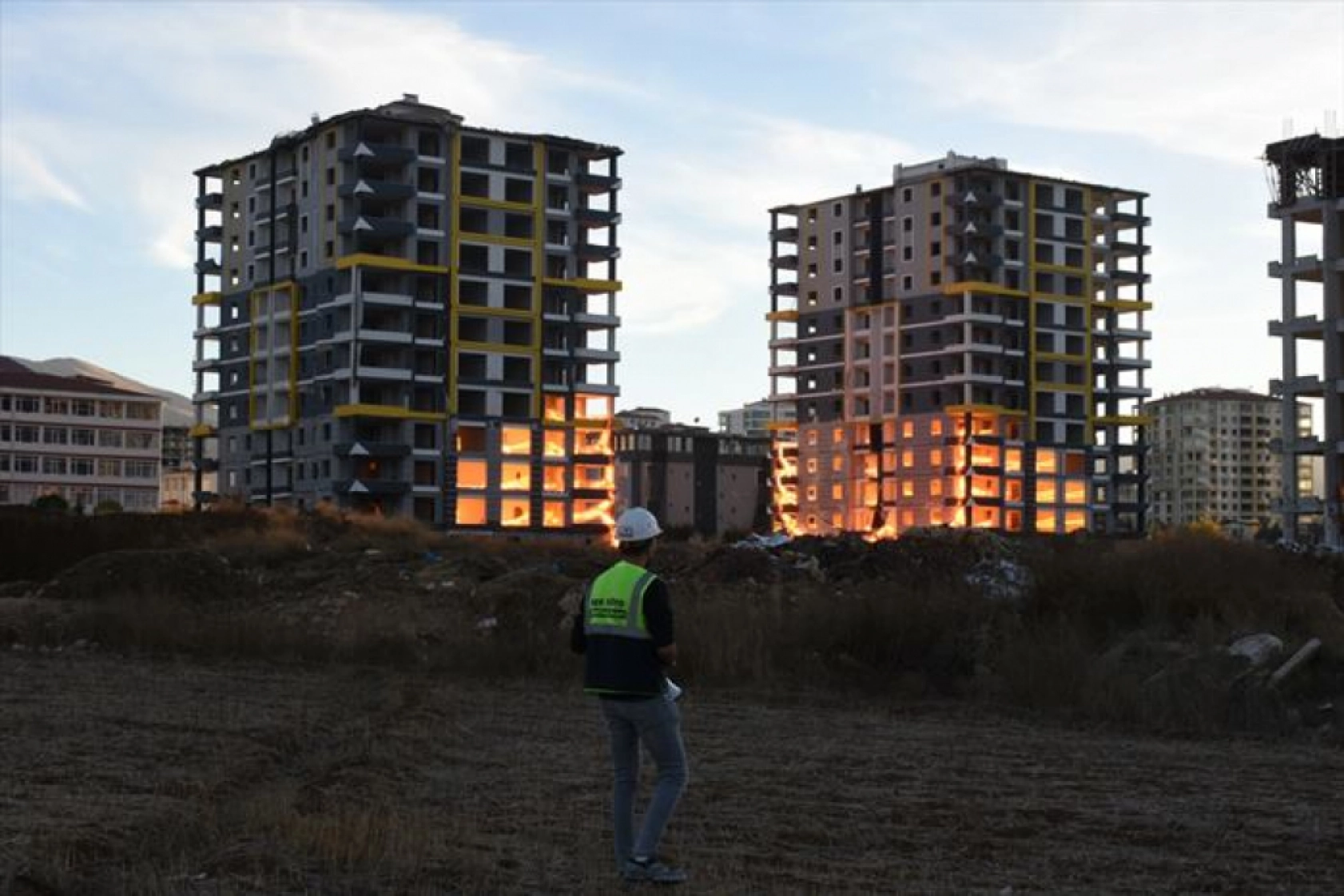 Malatya'da ağır hasarlı iki bina patlayıcı kullanılarak yıkıldı