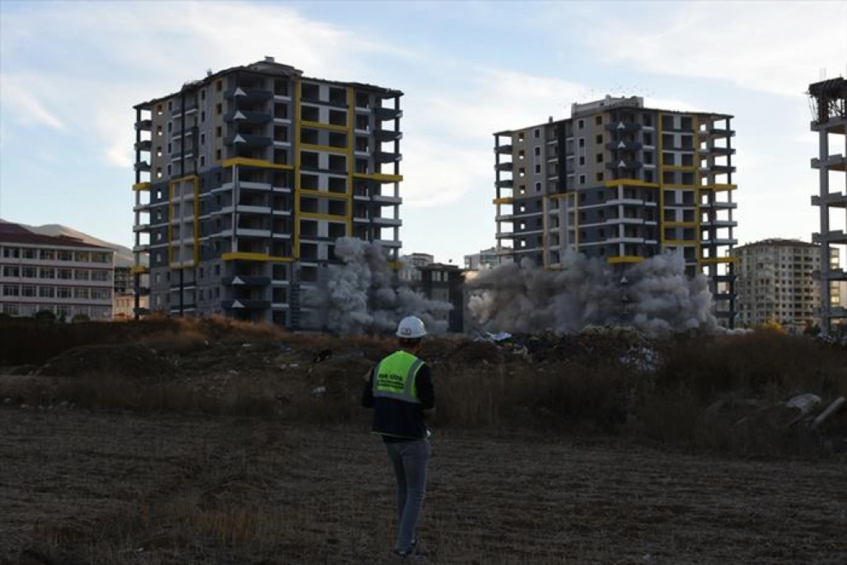 Malatya'da ağır hasarlı iki bina patlayıcı kullanılarak yıkıldı