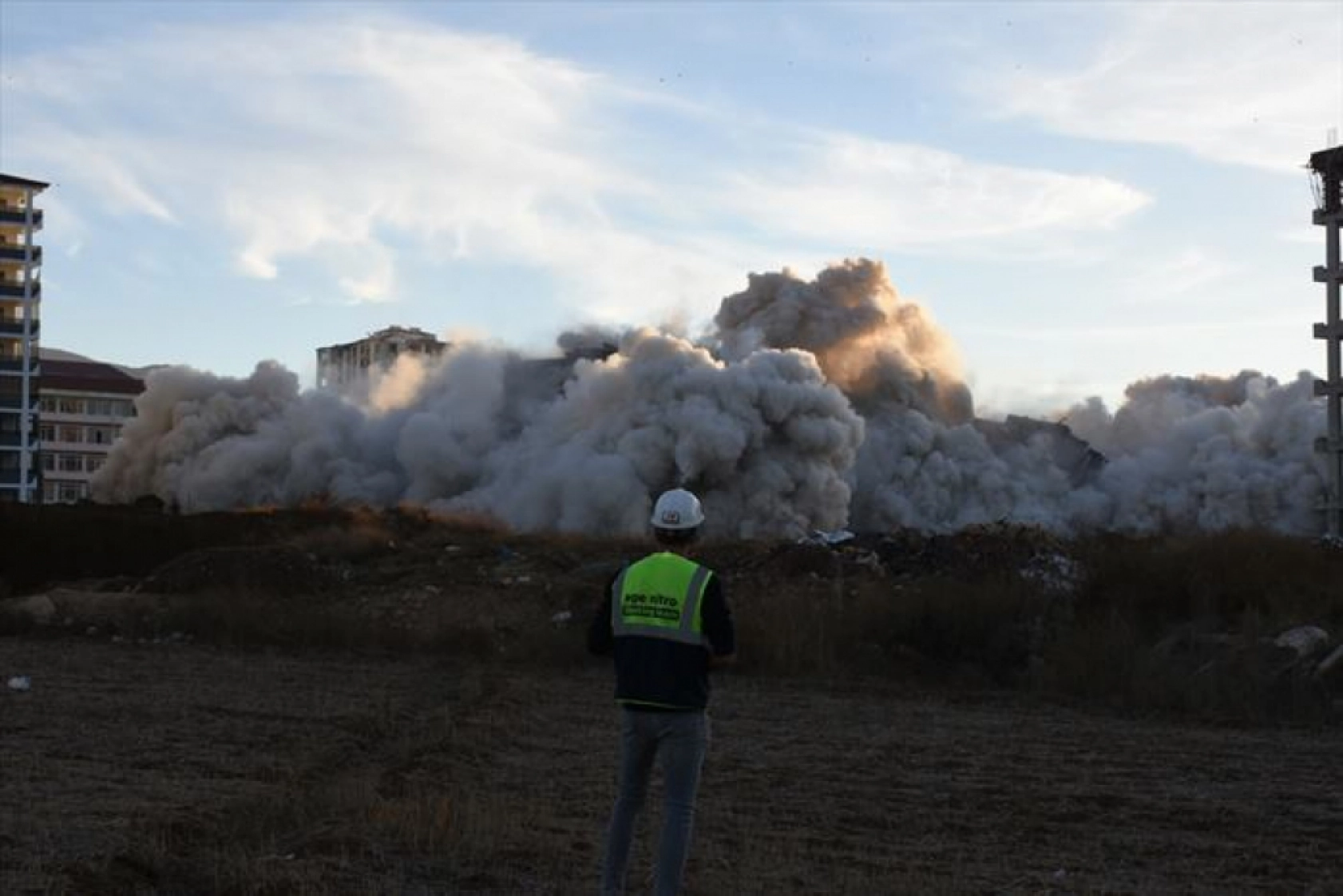 Malatya'da ağır hasarlı iki bina patlayıcı kullanılarak yıkıldı