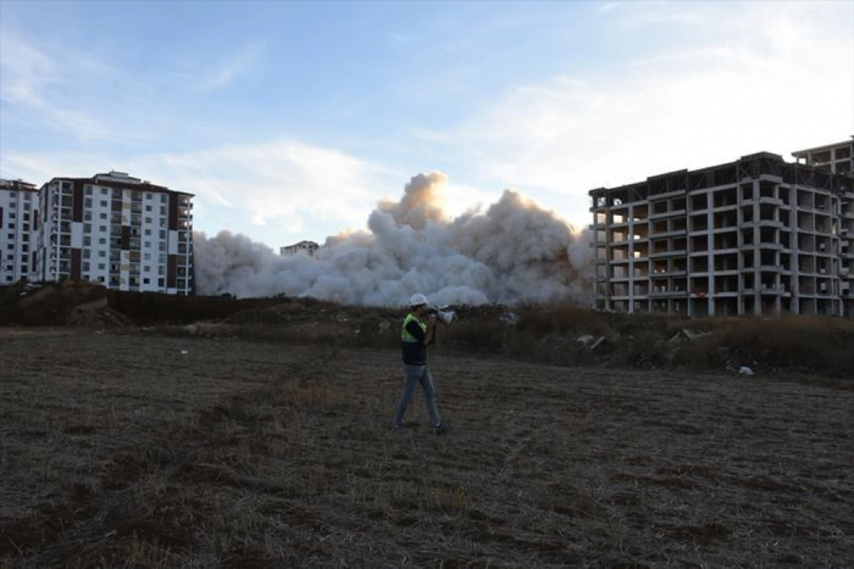 Malatya'da ağır hasarlı iki bina patlayıcı kullanılarak yıkıldı