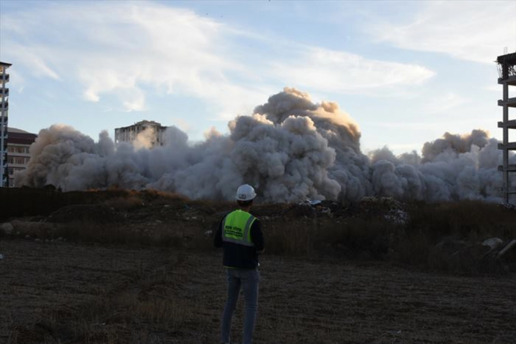 Malatya'da ağır hasarlı iki bina patlayıcı kullanılarak yıkıldı