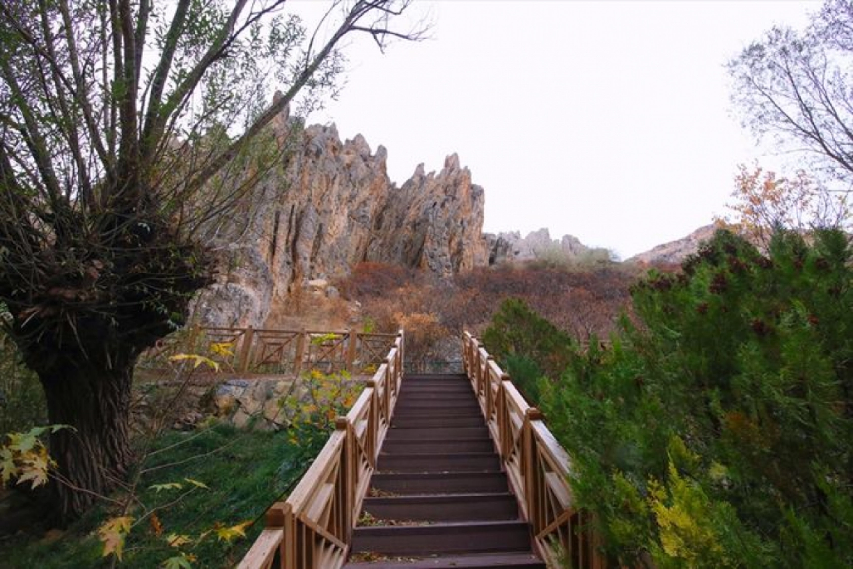 Günpınar Şelalesi sonbahar renklerine büründü