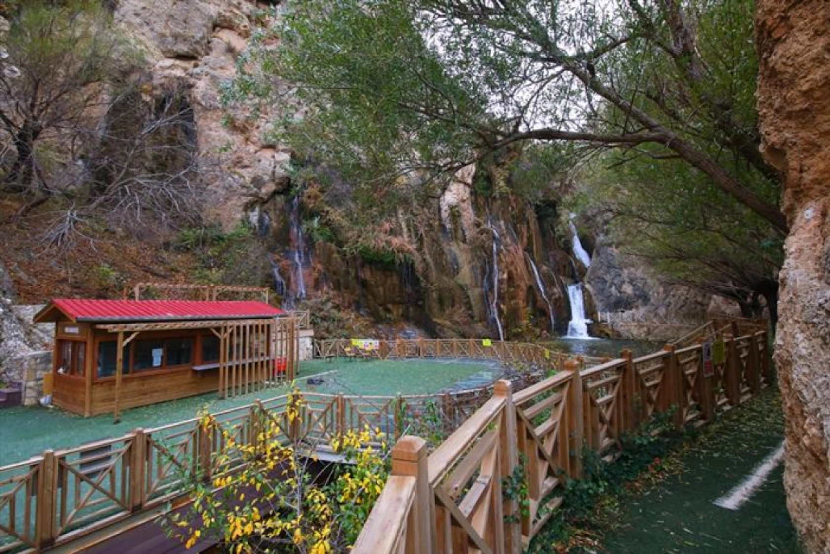 Günpınar Şelalesi sonbahar renklerine büründü