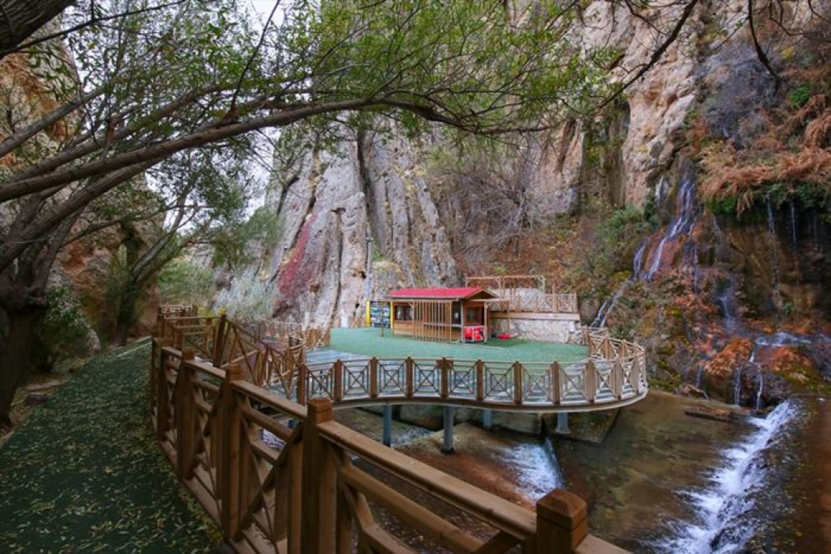 Günpınar Şelalesi sonbahar renklerine büründü