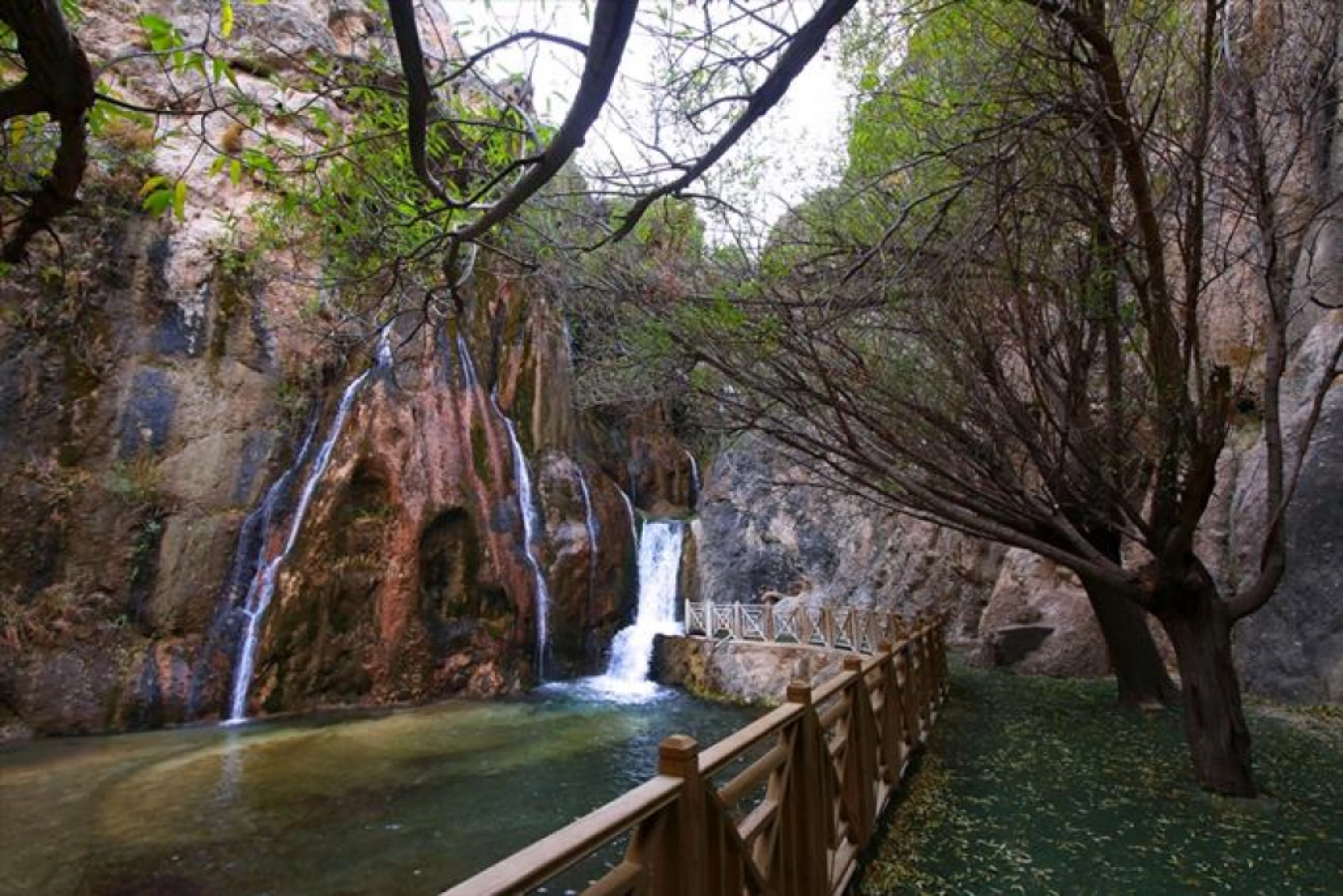 Günpınar Şelalesi sonbahar renklerine büründü