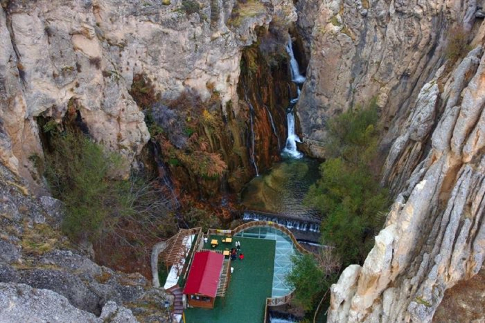 Günpınar Şelalesi sonbahar renklerine büründü