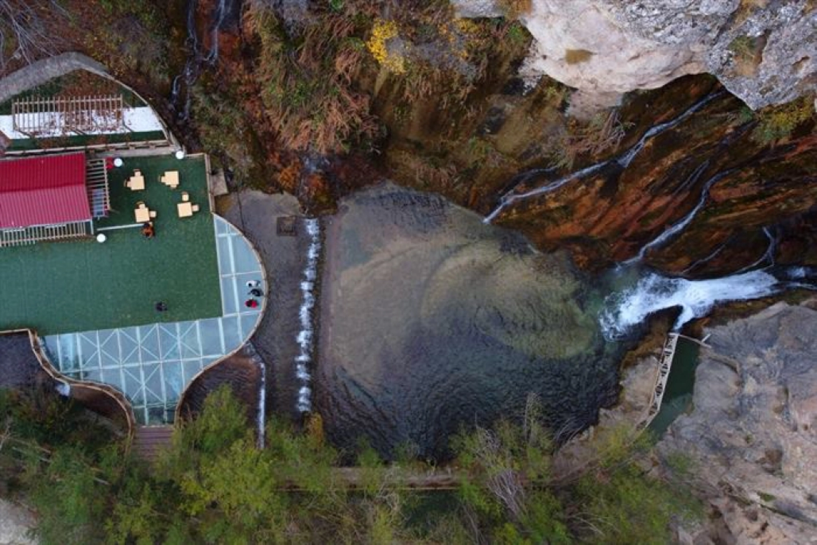 Günpınar Şelalesi sonbahar renklerine büründü