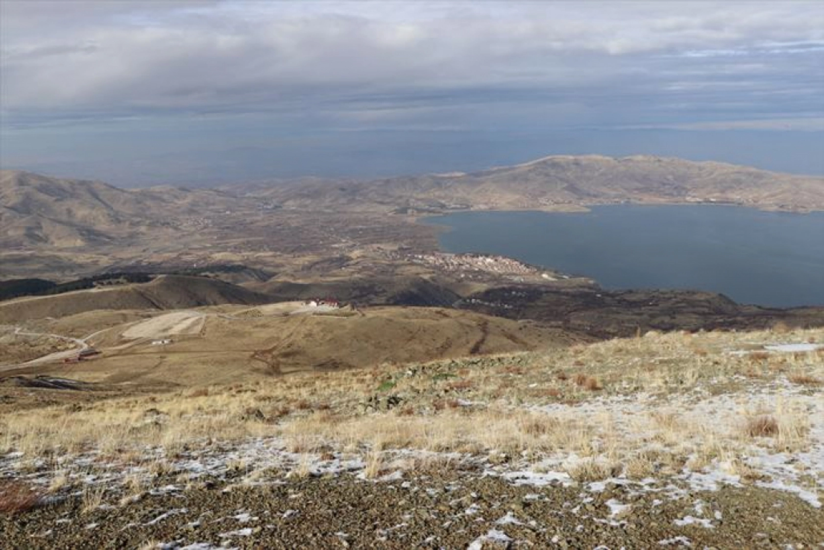 Elazığ'da göl manzaralı kayak merkezi yeni sezon için gün sayıyor