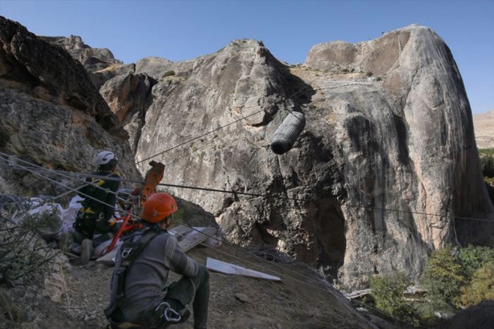 Tohma Kanyonu'nun yamaçlarına çelik ağ örülüyor