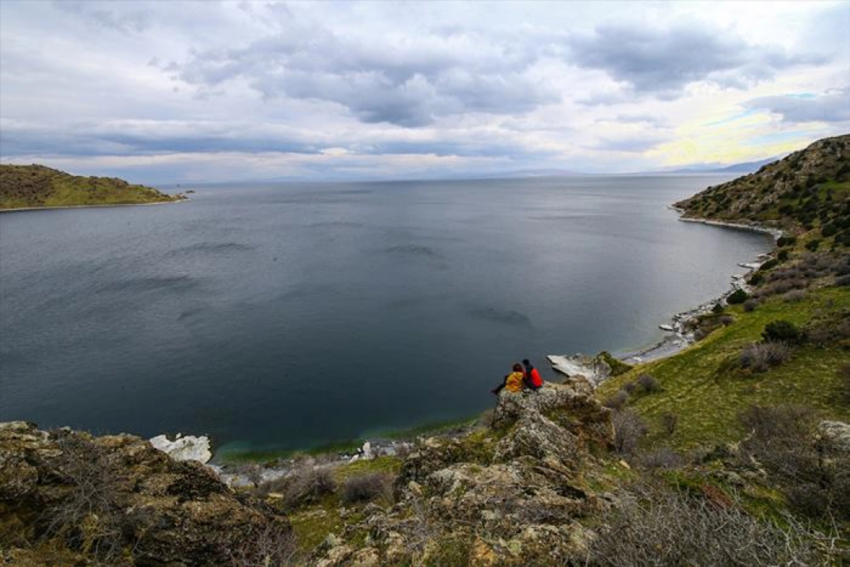 Doğaseverler Van Gölü koylarında yürüyüş yaptı