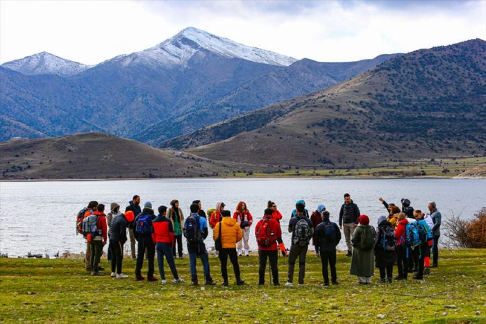 Doğaseverler Van Gölü koylarında yürüyüş yaptı