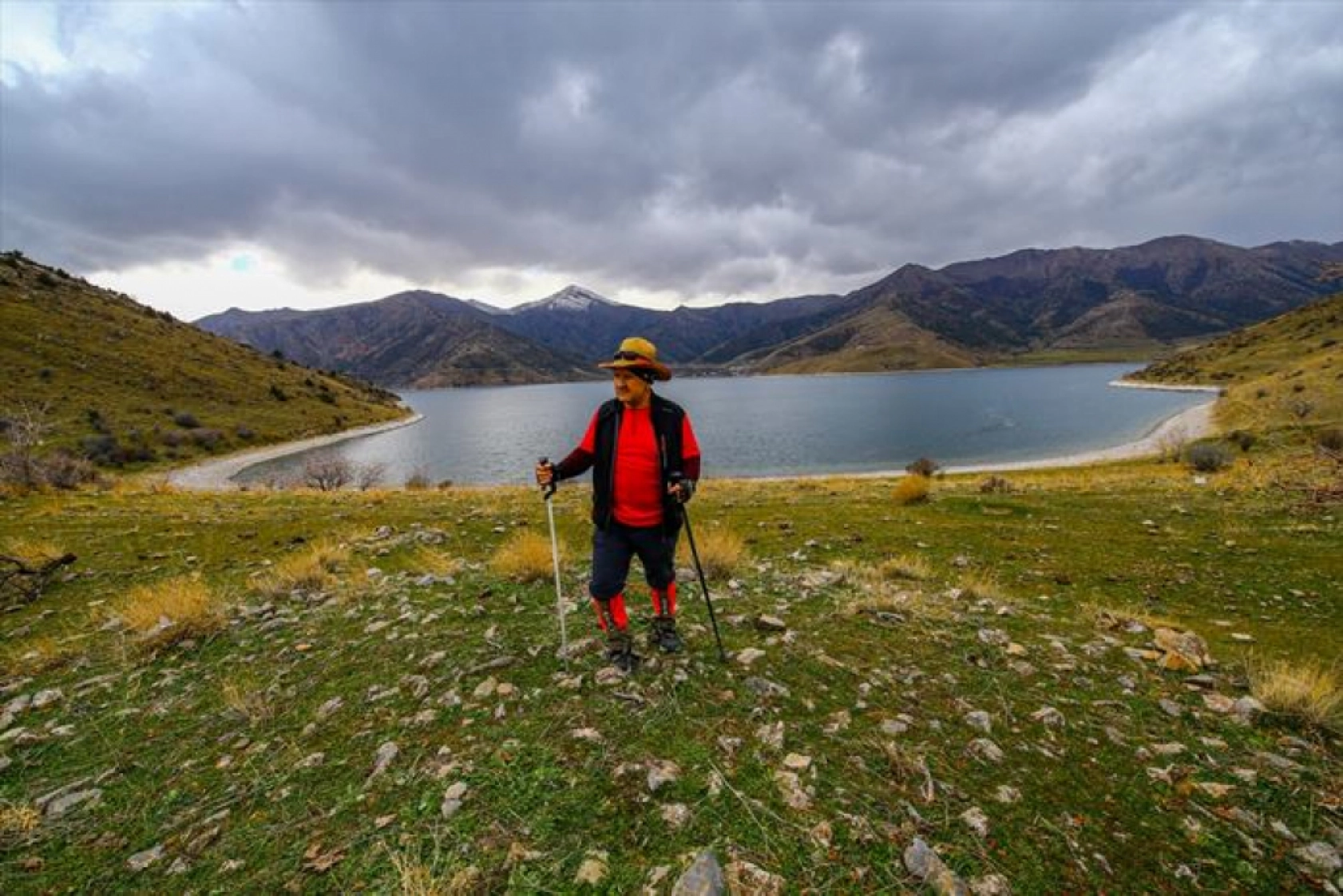 Doğaseverler Van Gölü koylarında yürüyüş yaptı