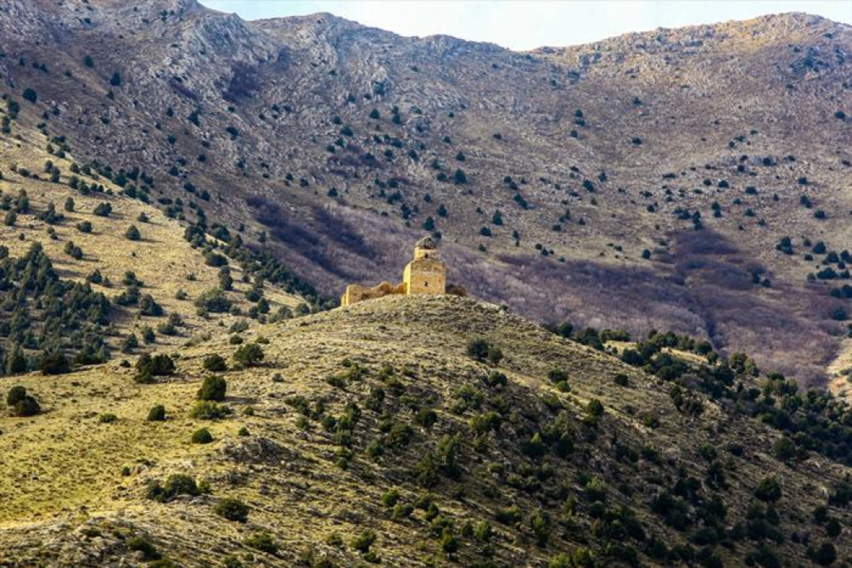 Doğaseverler Van Gölü koylarında yürüyüş yaptı