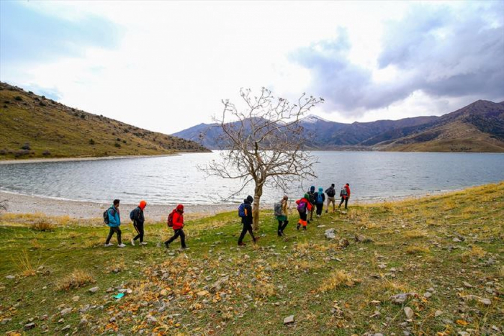 Doğaseverler Van Gölü koylarında yürüyüş yaptı