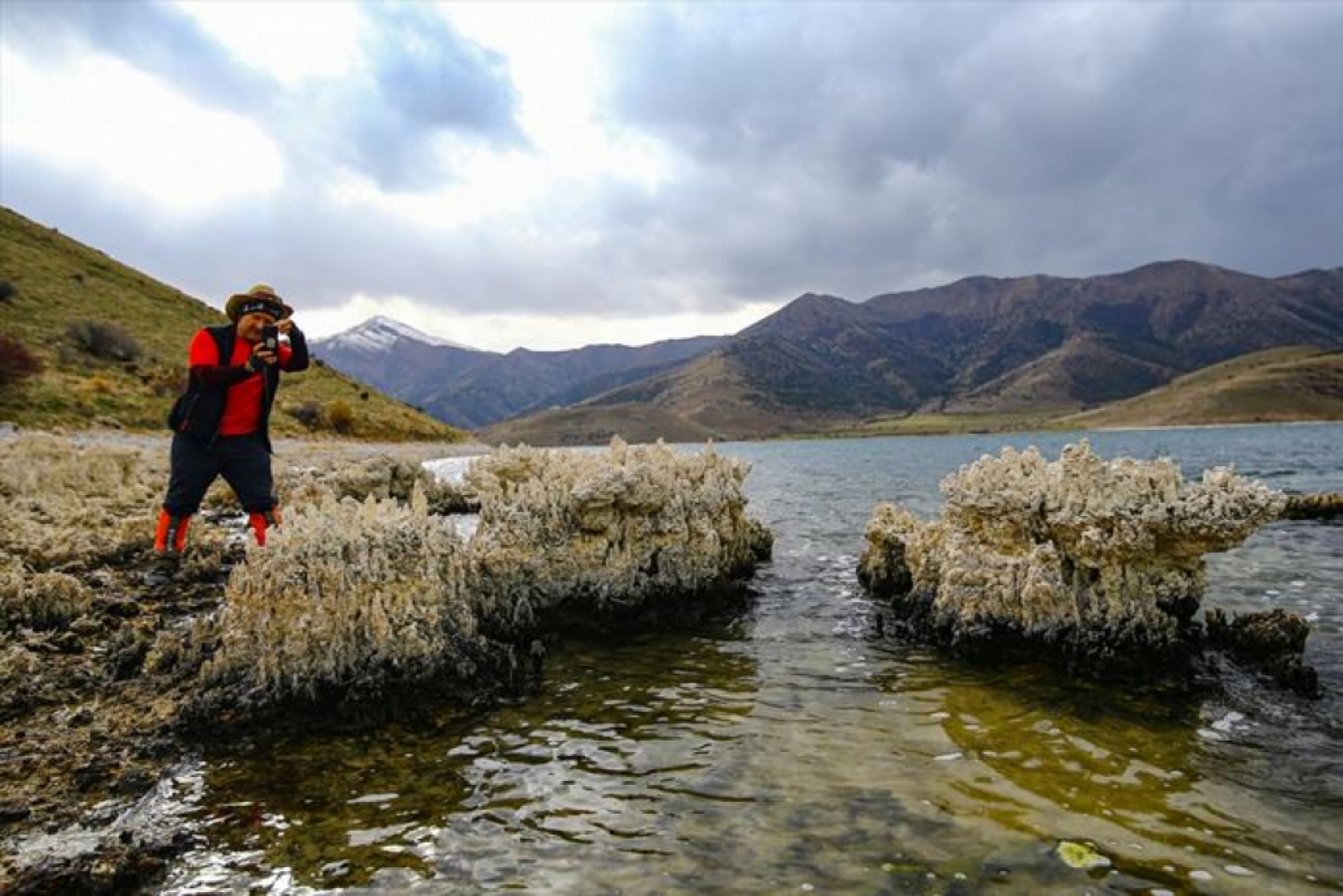 Doğaseverler Van Gölü koylarında yürüyüş yaptı
