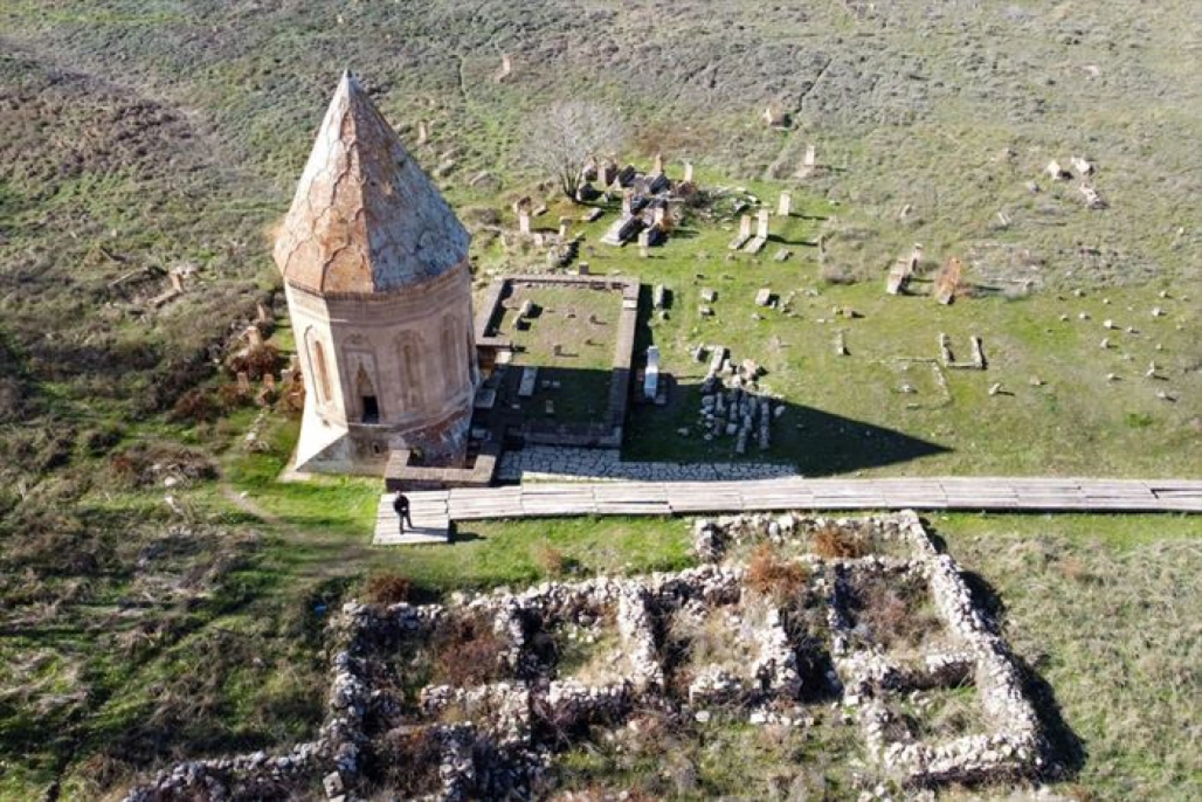 Van'daki Selçuklu Mezarlığı'nda en erken tarihli sandukalı mezar ortaya çıkarıldı