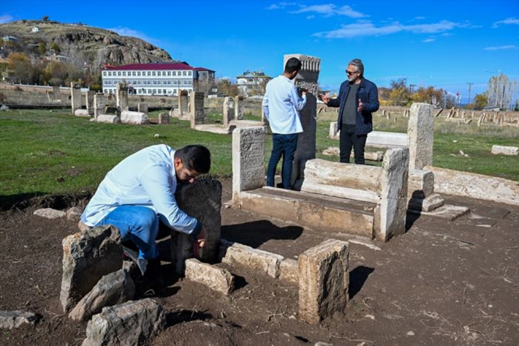 Van'daki Selçuklu Mezarlığı'nda en erken tarihli sandukalı mezar ortaya çıkarıldı