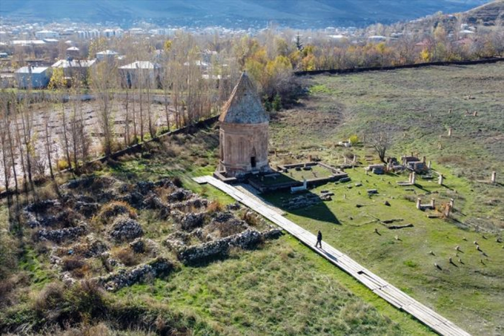Van'daki Selçuklu Mezarlığı'nda en erken tarihli sandukalı mezar ortaya çıkarıldı