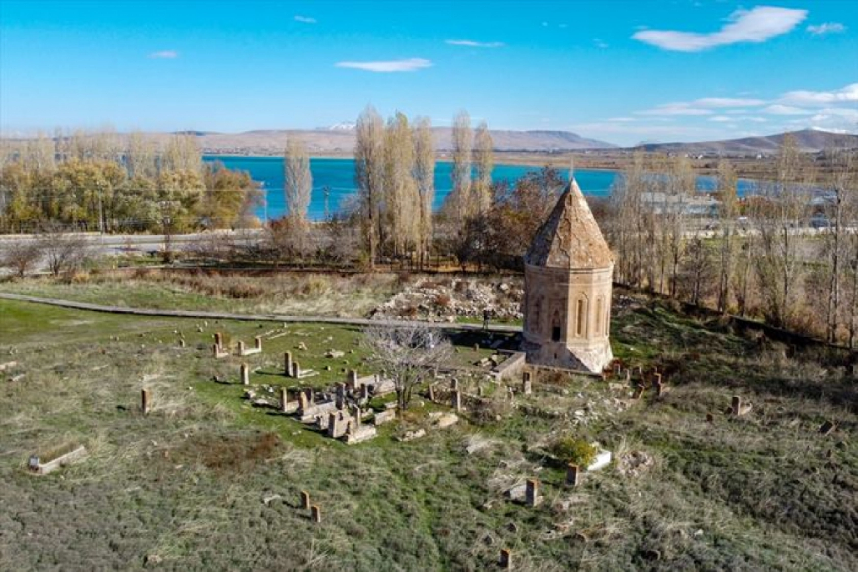 Van'daki Selçuklu Mezarlığı'nda en erken tarihli sandukalı mezar ortaya çıkarıldı