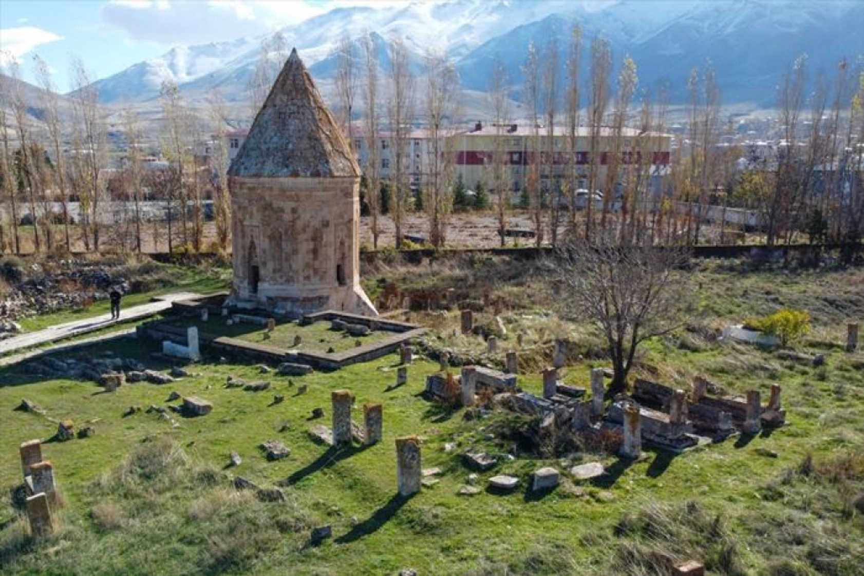 Van'daki Selçuklu Mezarlığı'nda en erken tarihli sandukalı mezar ortaya çıkarıldı