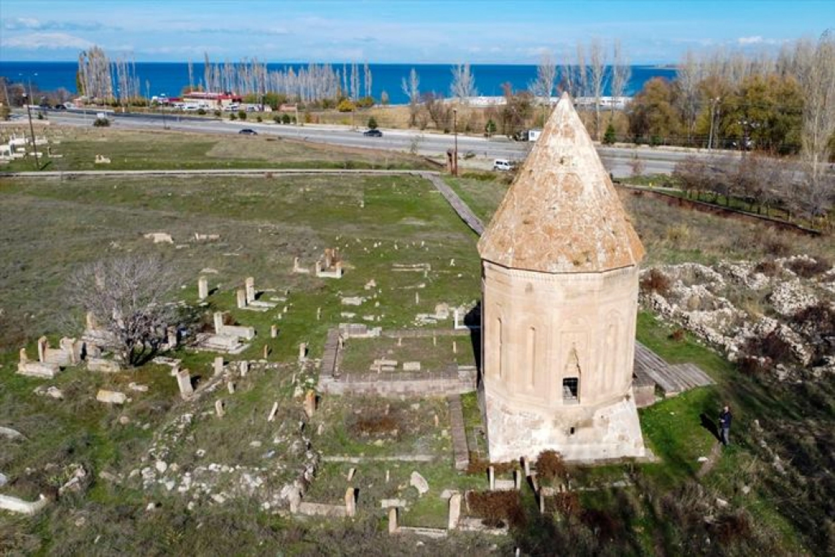 Van'daki Selçuklu Mezarlığı'nda en erken tarihli sandukalı mezar ortaya çıkarıldı