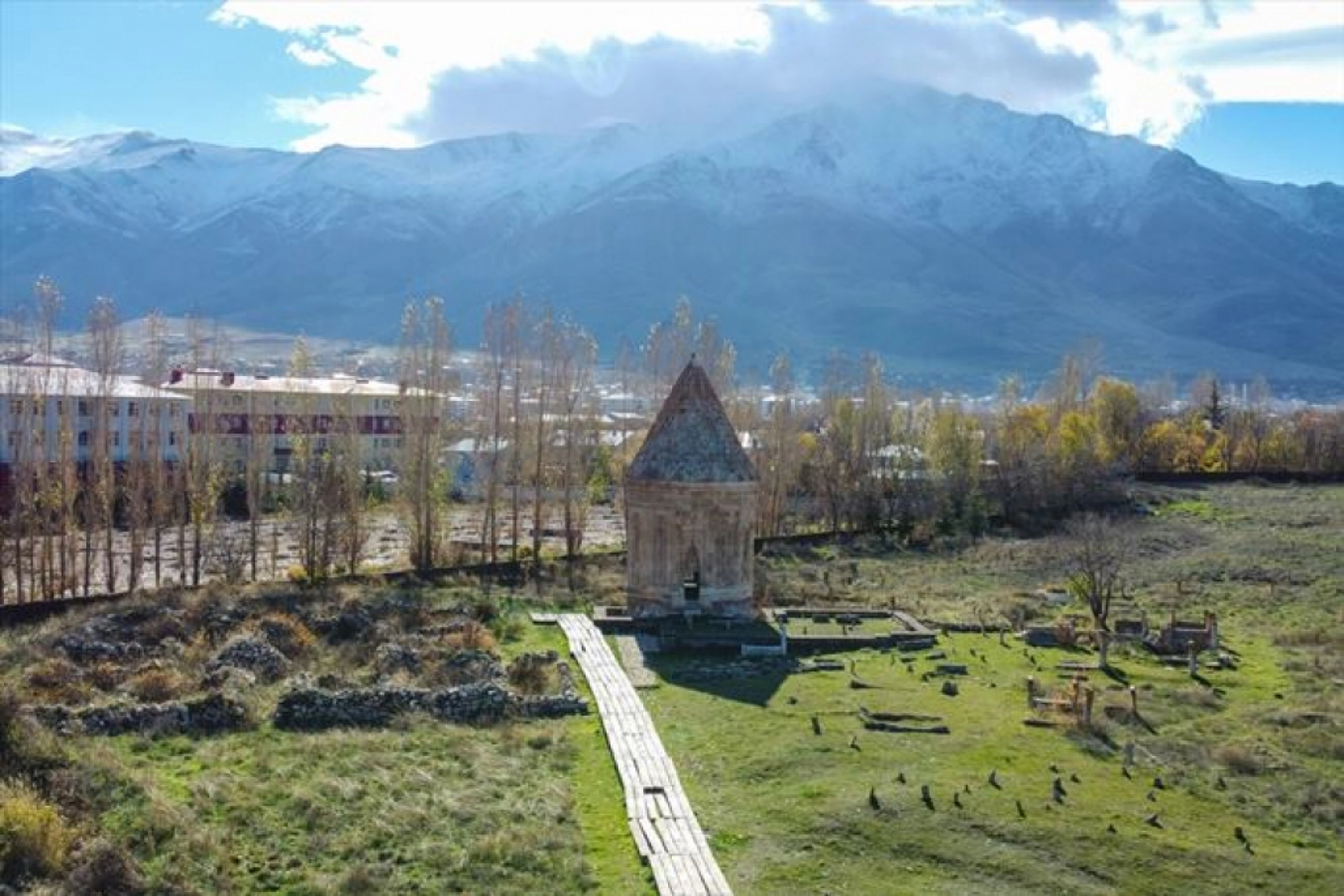 Van'daki Selçuklu Mezarlığı'nda en erken tarihli sandukalı mezar ortaya çıkarıldı