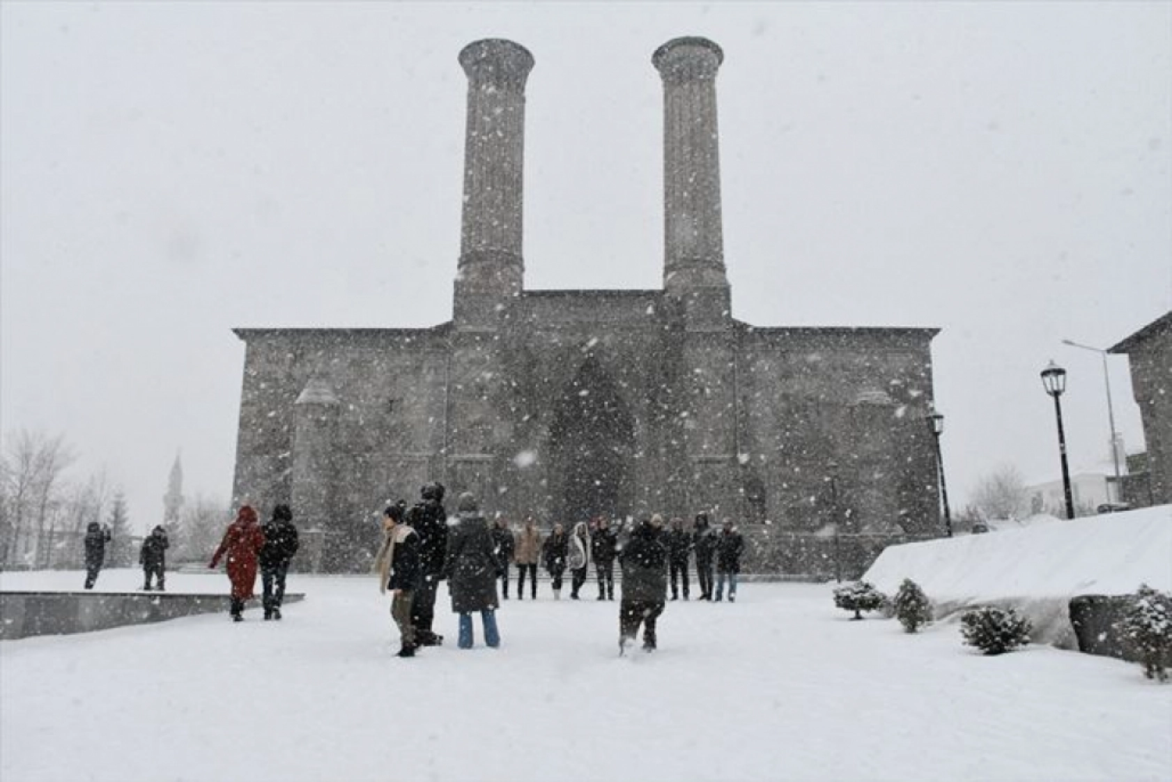 Ekipler, kar temizleme ve tuzlama çalışmalarına başladı.