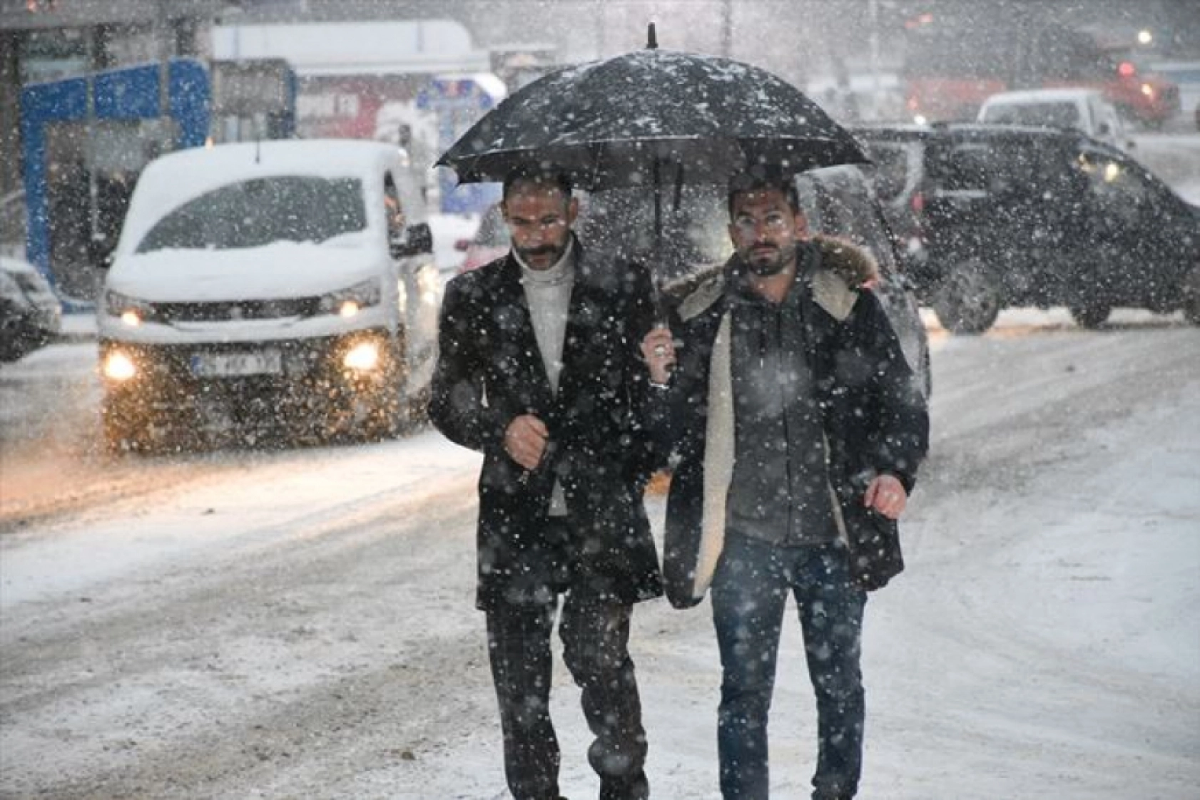 Ekipler, kar temizleme ve tuzlama çalışmalarına başladı.