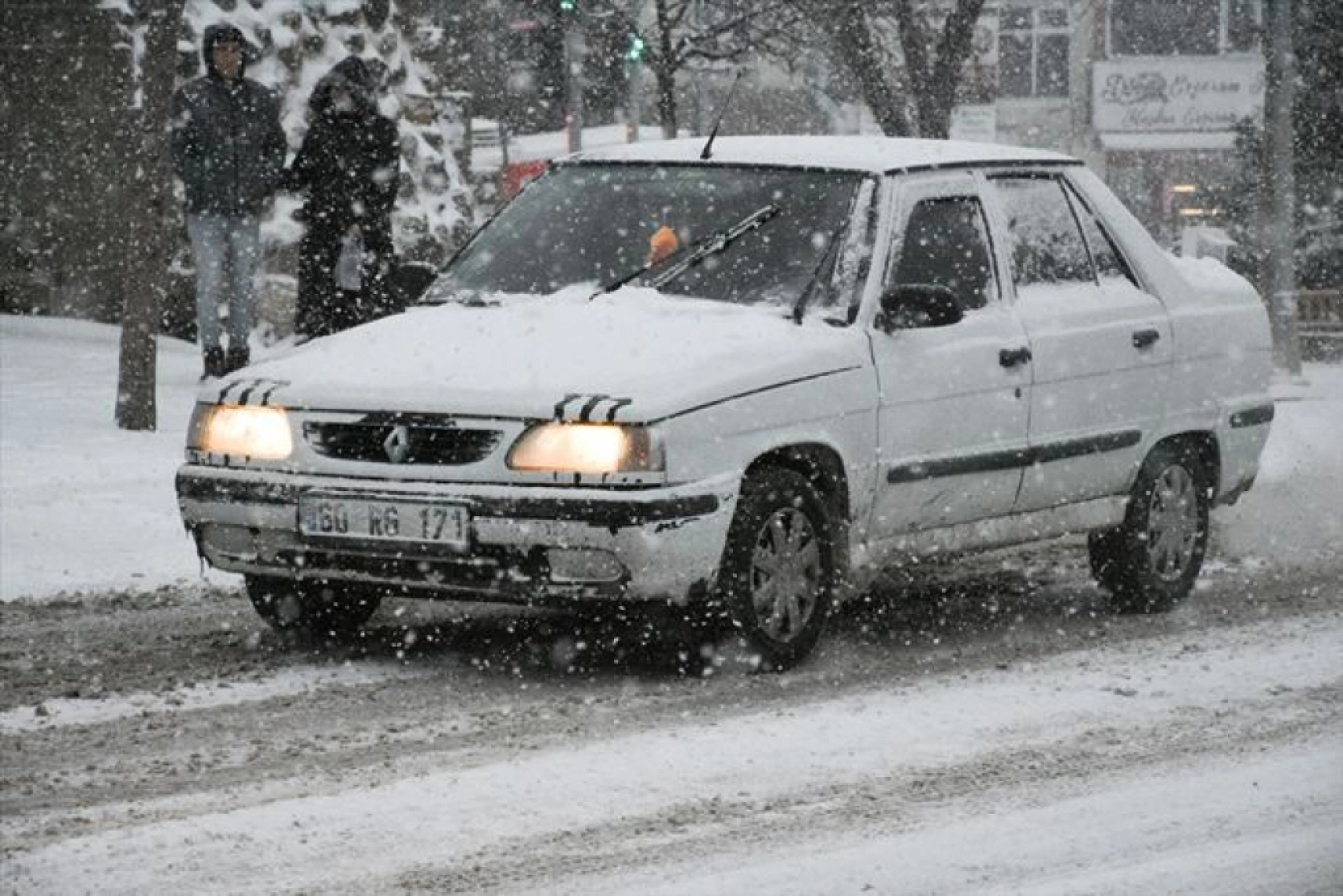 Ekipler, kar temizleme ve tuzlama çalışmalarına başladı.