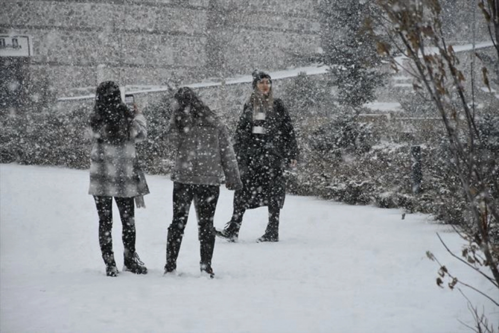 Ekipler, kar temizleme ve tuzlama çalışmalarına başladı.