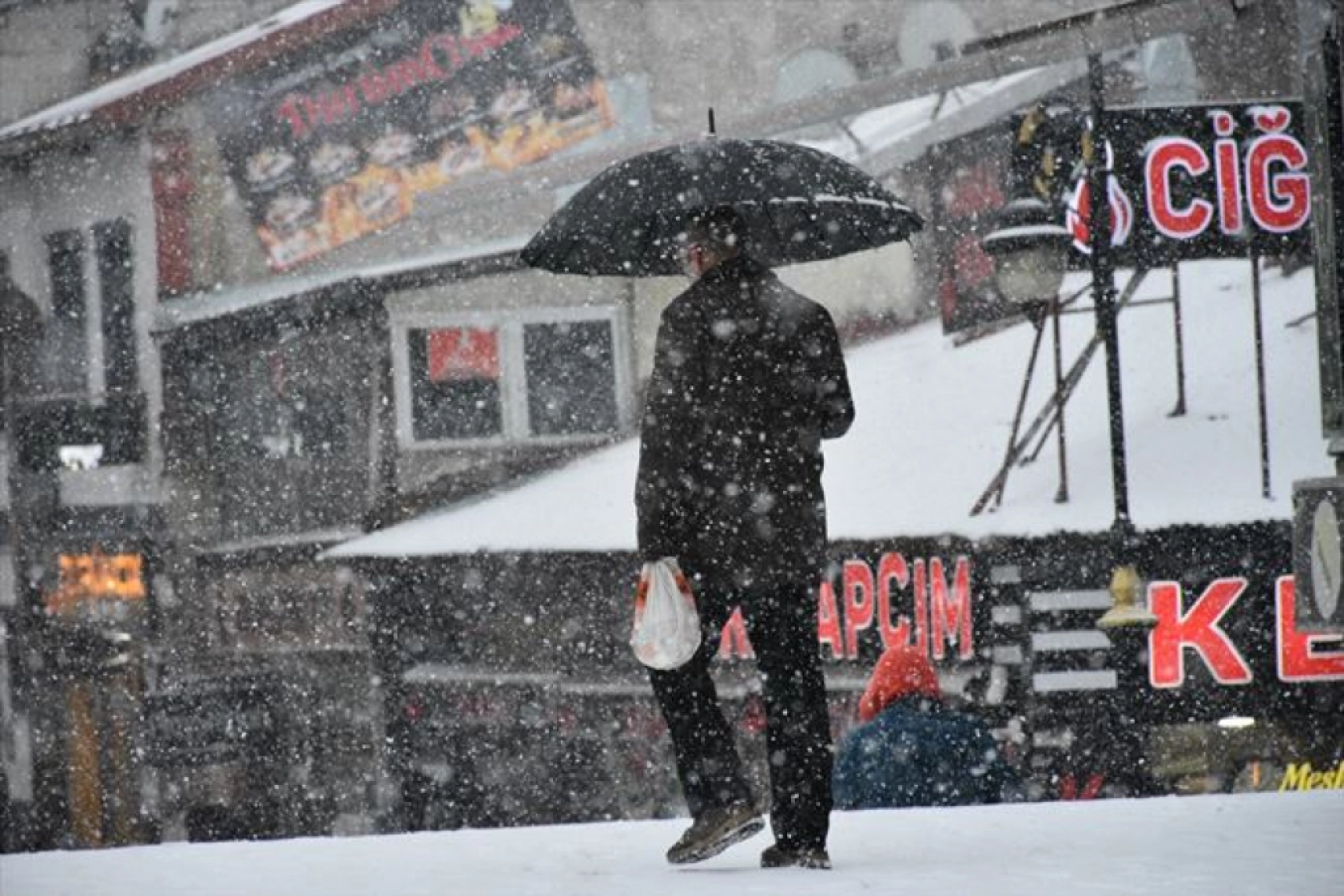 Ekipler, kar temizleme ve tuzlama çalışmalarına başladı.