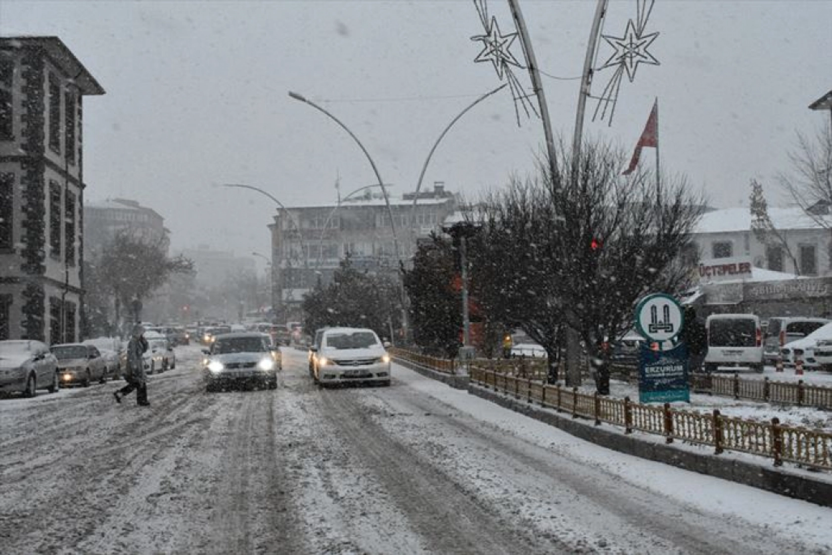 Ekipler, kar temizleme ve tuzlama çalışmalarına başladı.