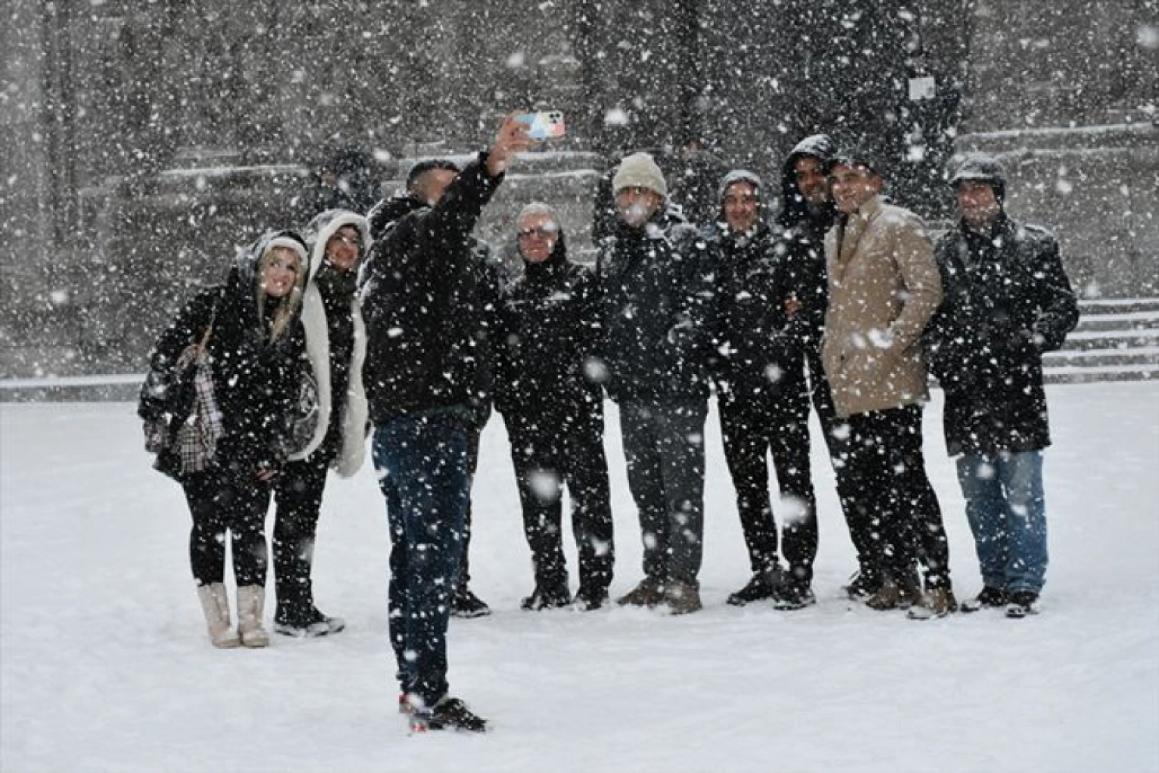 Ekipler, kar temizleme ve tuzlama çalışmalarına başladı.
