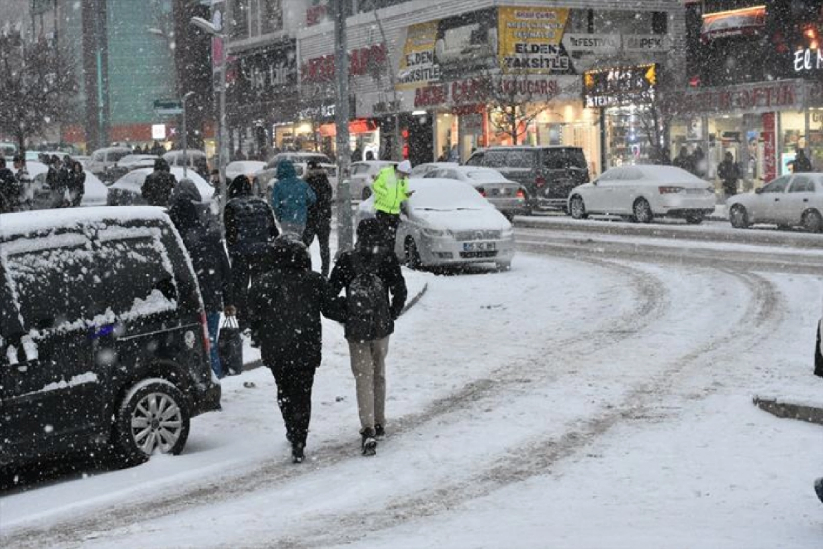 Ekipler, kar temizleme ve tuzlama çalışmalarına başladı.