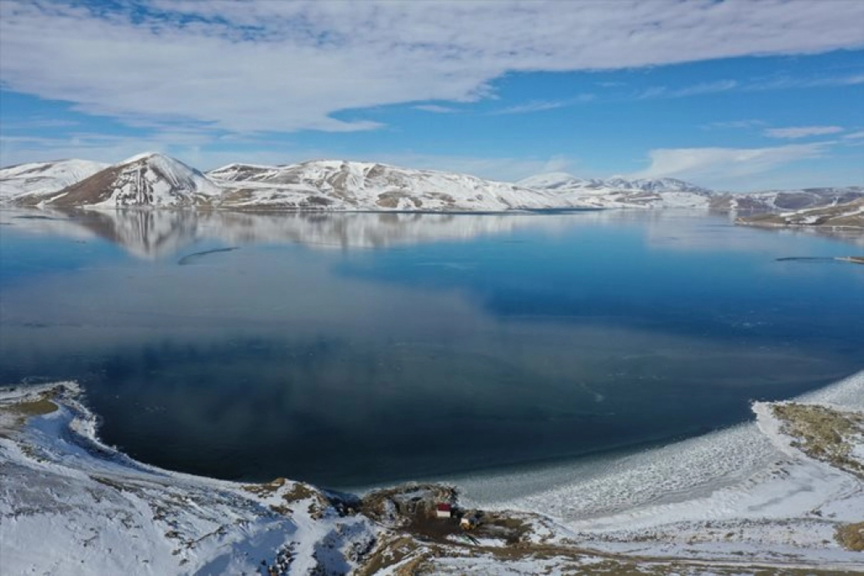 Ağrı'da yüzeyi buzla kaplanan Balık Gölü doğa tutkunlarını bekliyor
