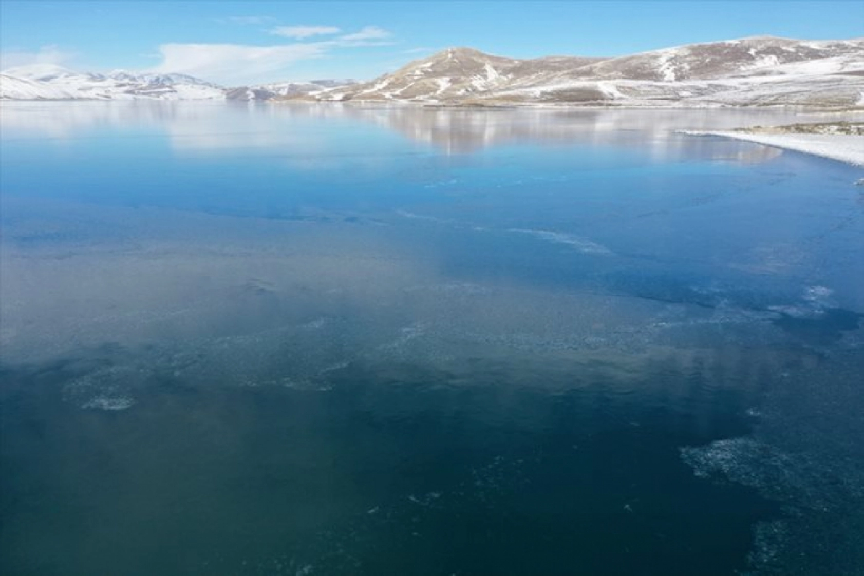Ağrı'da yüzeyi buzla kaplanan Balık Gölü doğa tutkunlarını bekliyor