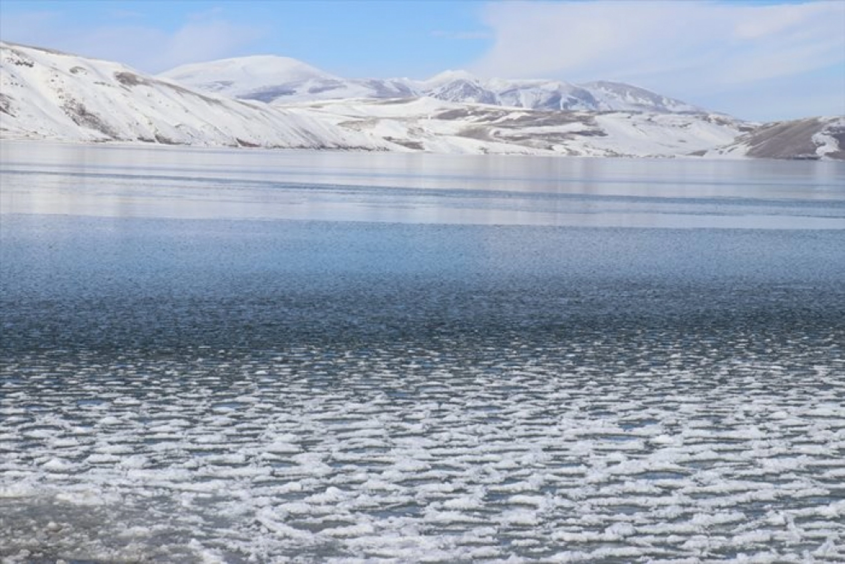 Ağrı'da yüzeyi buzla kaplanan Balık Gölü doğa tutkunlarını bekliyor