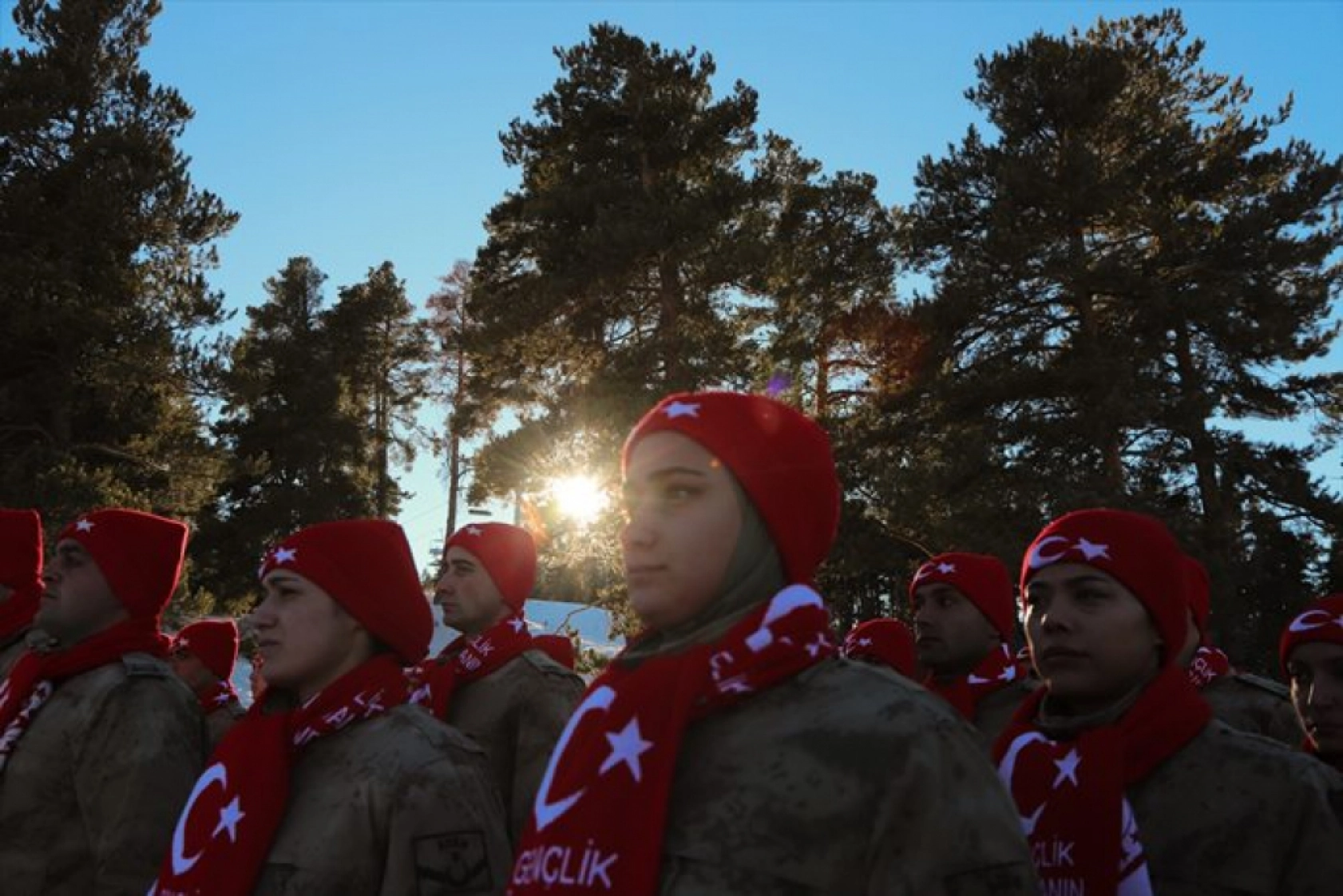 Kars'ta Sarıkamış şehitlerini temsilen yapılan kardan heykeller açıldı