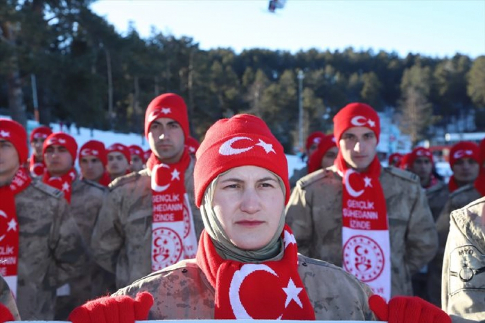 Kars'ta Sarıkamış şehitlerini temsilen yapılan kardan heykeller açıldı