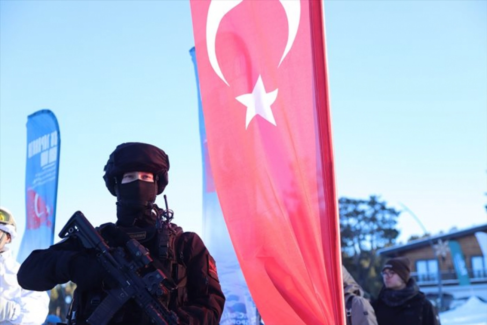 Kars'ta Sarıkamış şehitlerini temsilen yapılan kardan heykeller açıldı