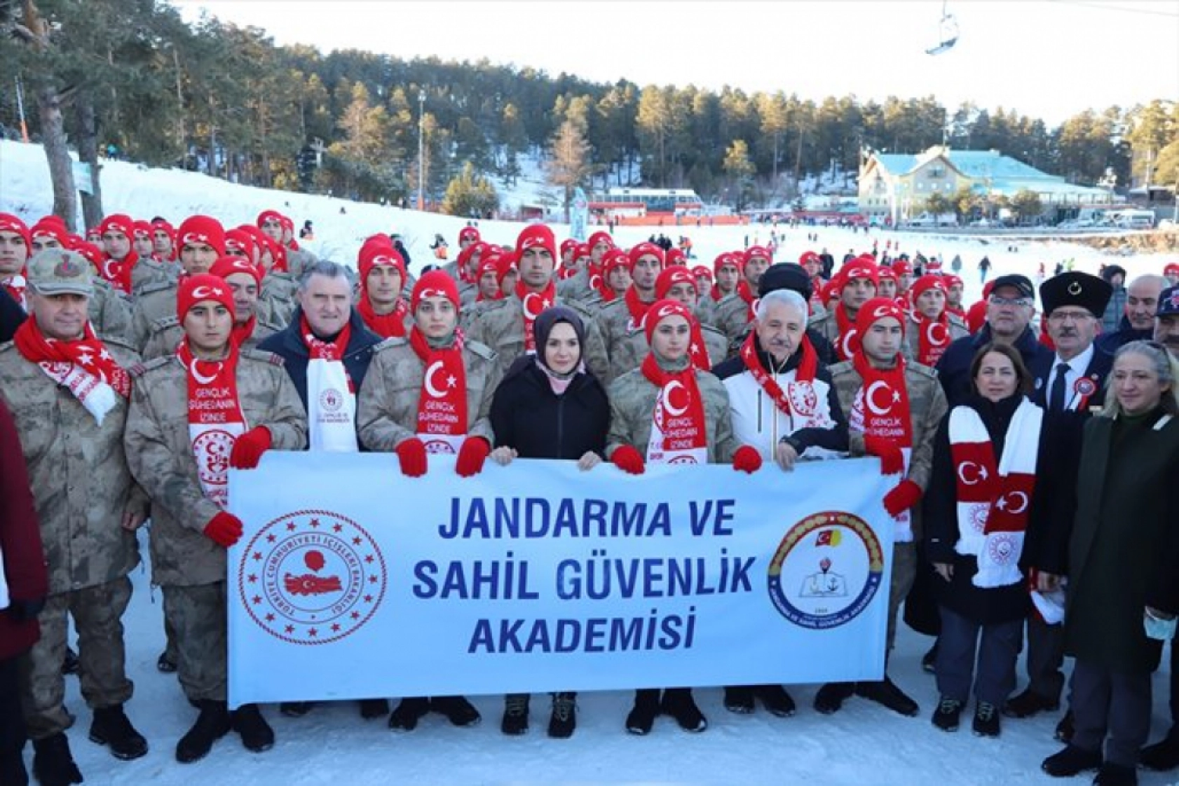 Kars'ta Sarıkamış şehitlerini temsilen yapılan kardan heykeller açıldı