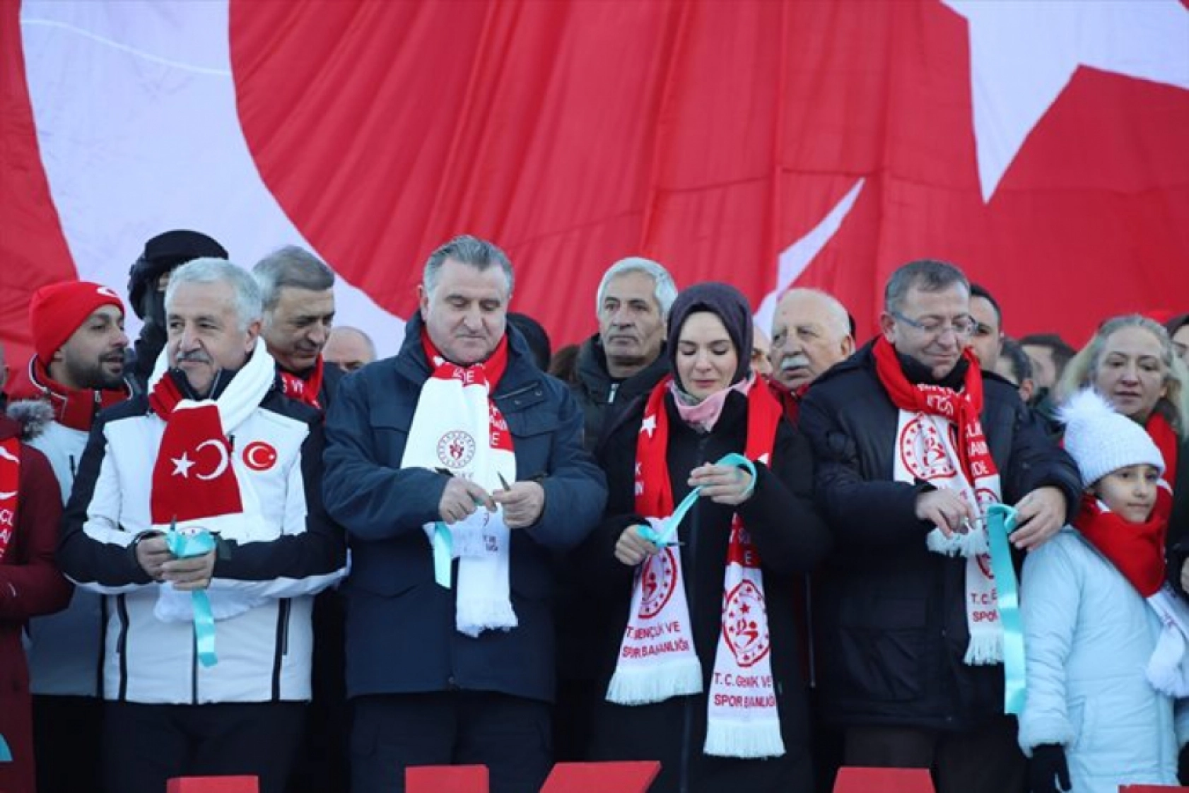 Kars'ta Sarıkamış şehitlerini temsilen yapılan kardan heykeller açıldı