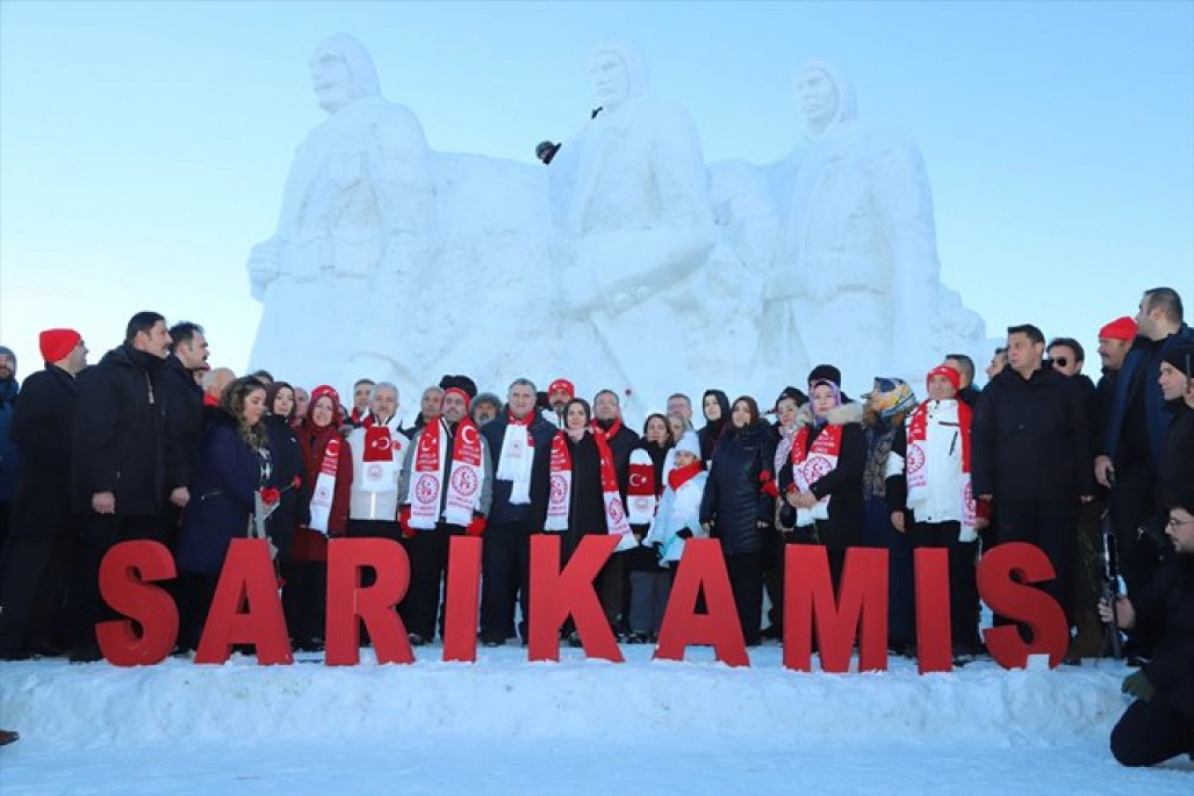 Kars'ta Sarıkamış şehitlerini temsilen yapılan kardan heykeller açıldı