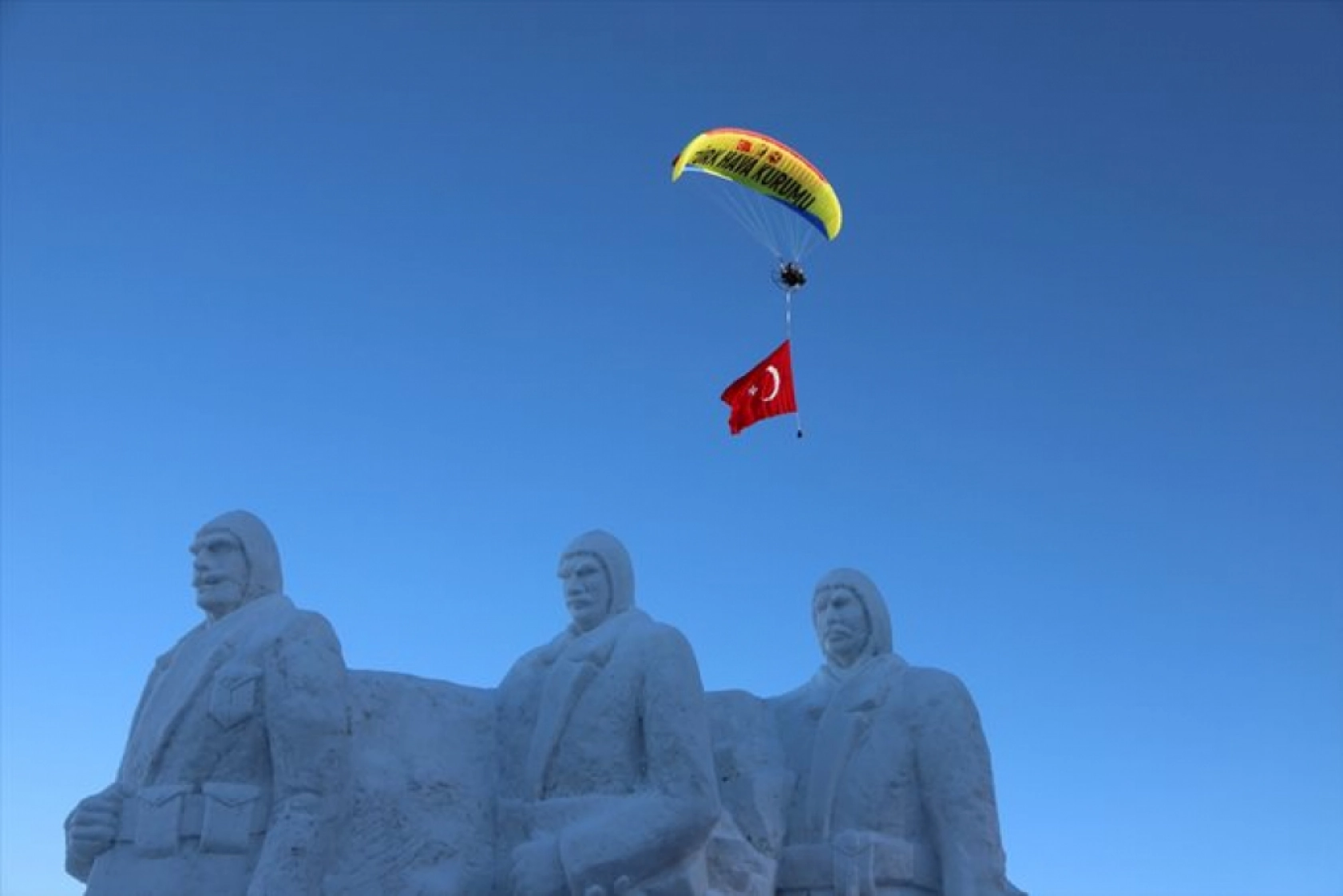 Kars'ta Sarıkamış şehitlerini temsilen yapılan kardan heykeller açıldı