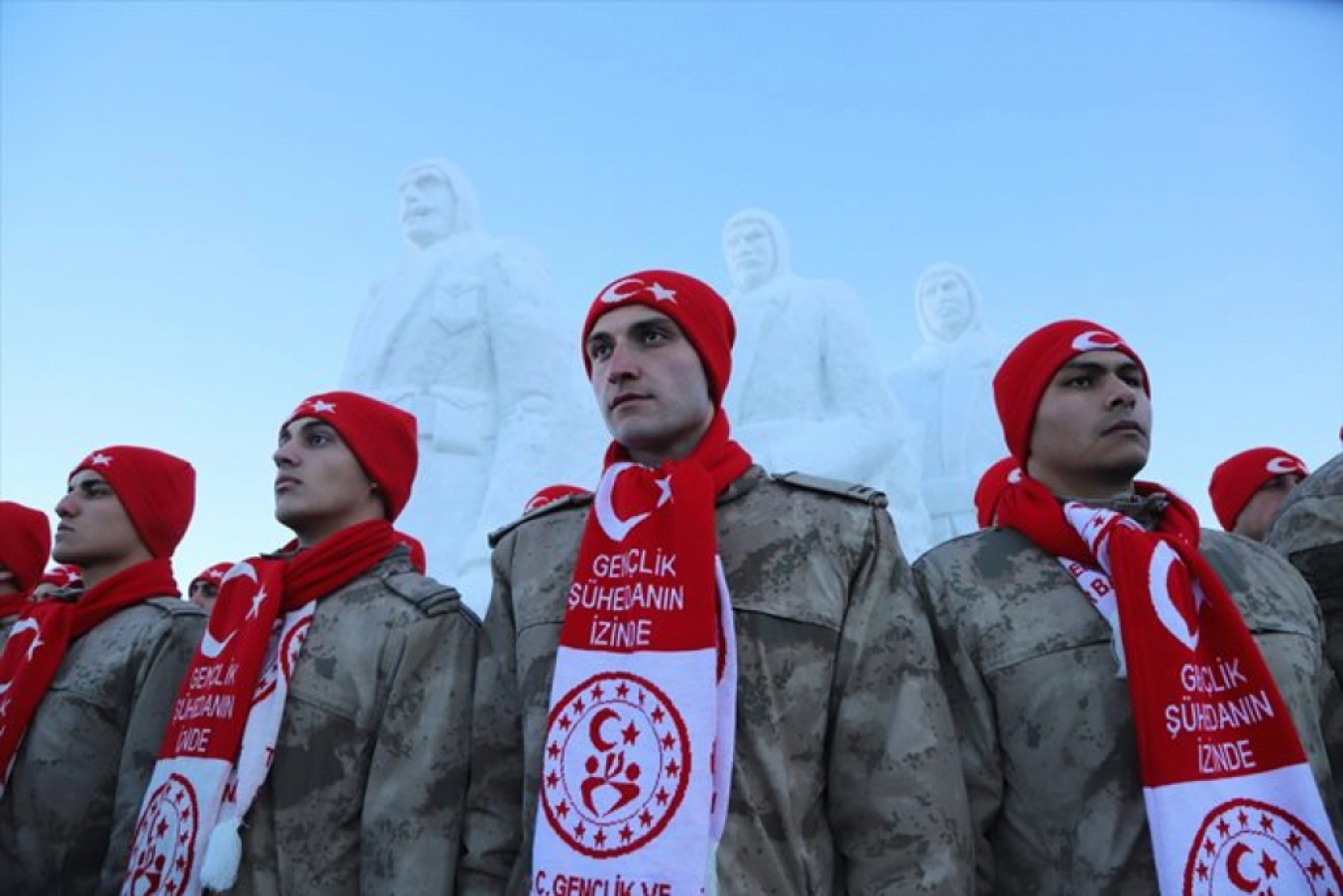 Kars'ta Sarıkamış şehitlerini temsilen yapılan kardan heykeller açıldı