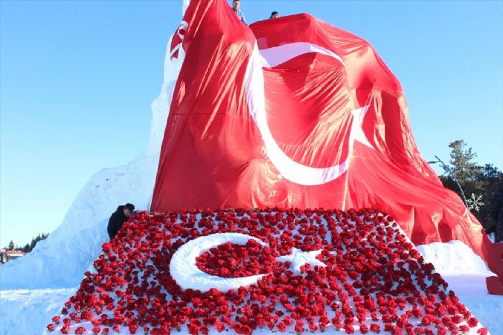 Kars'ta Sarıkamış şehitlerini temsilen yapılan kardan heykeller açıldı