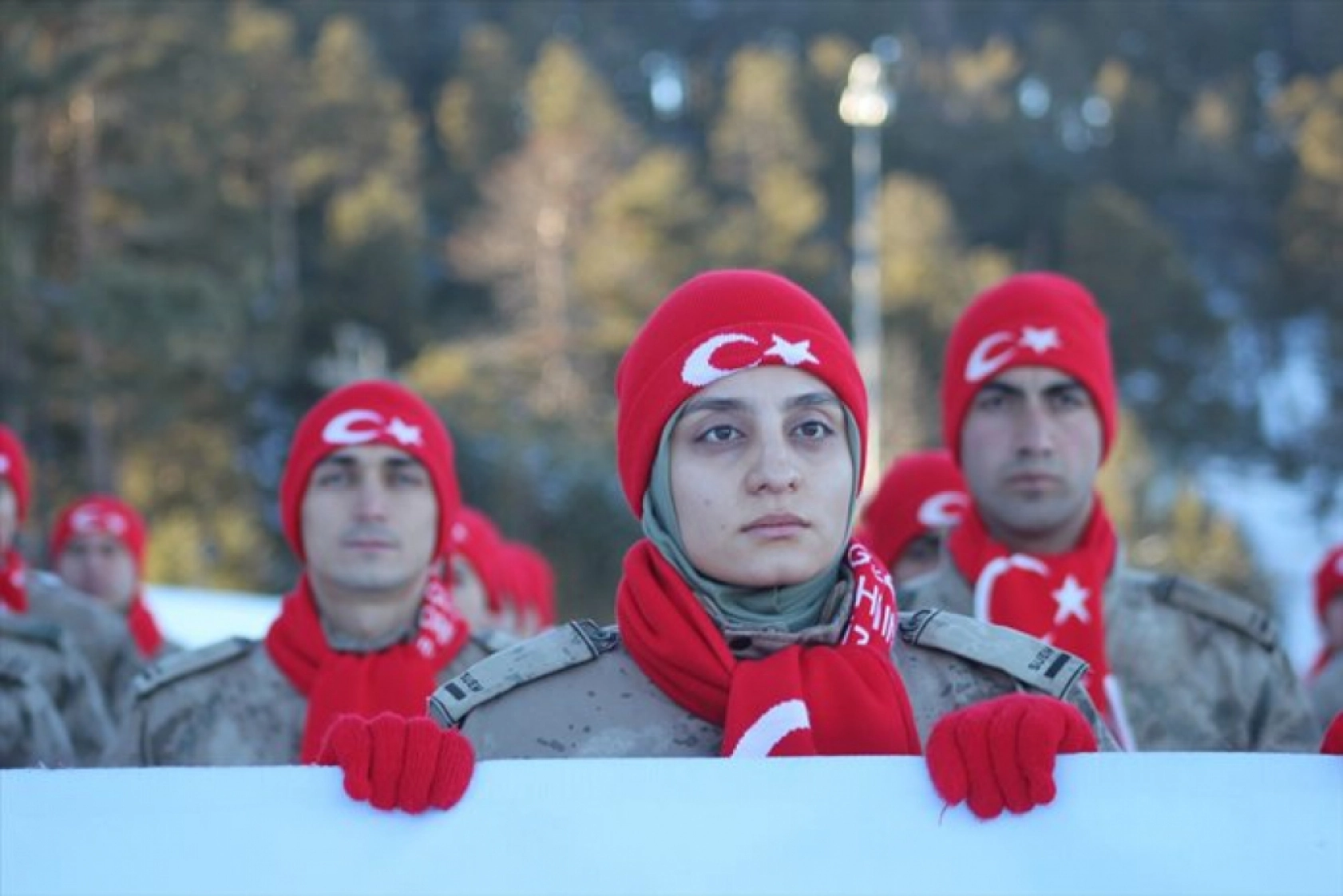 Kars'ta Sarıkamış şehitlerini temsilen yapılan kardan heykeller açıldı