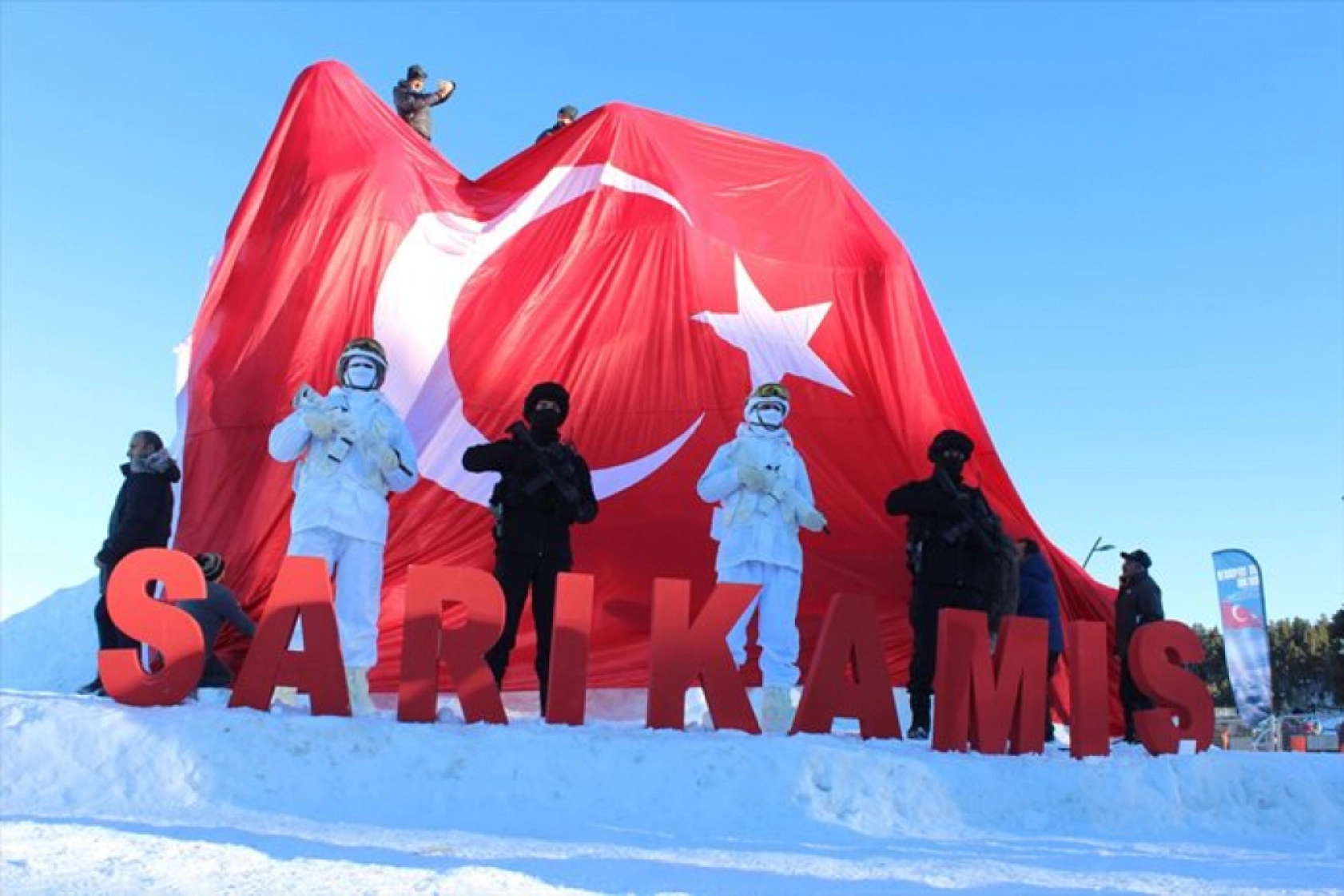 Kars'ta Sarıkamış şehitlerini temsilen yapılan kardan heykeller açıldı