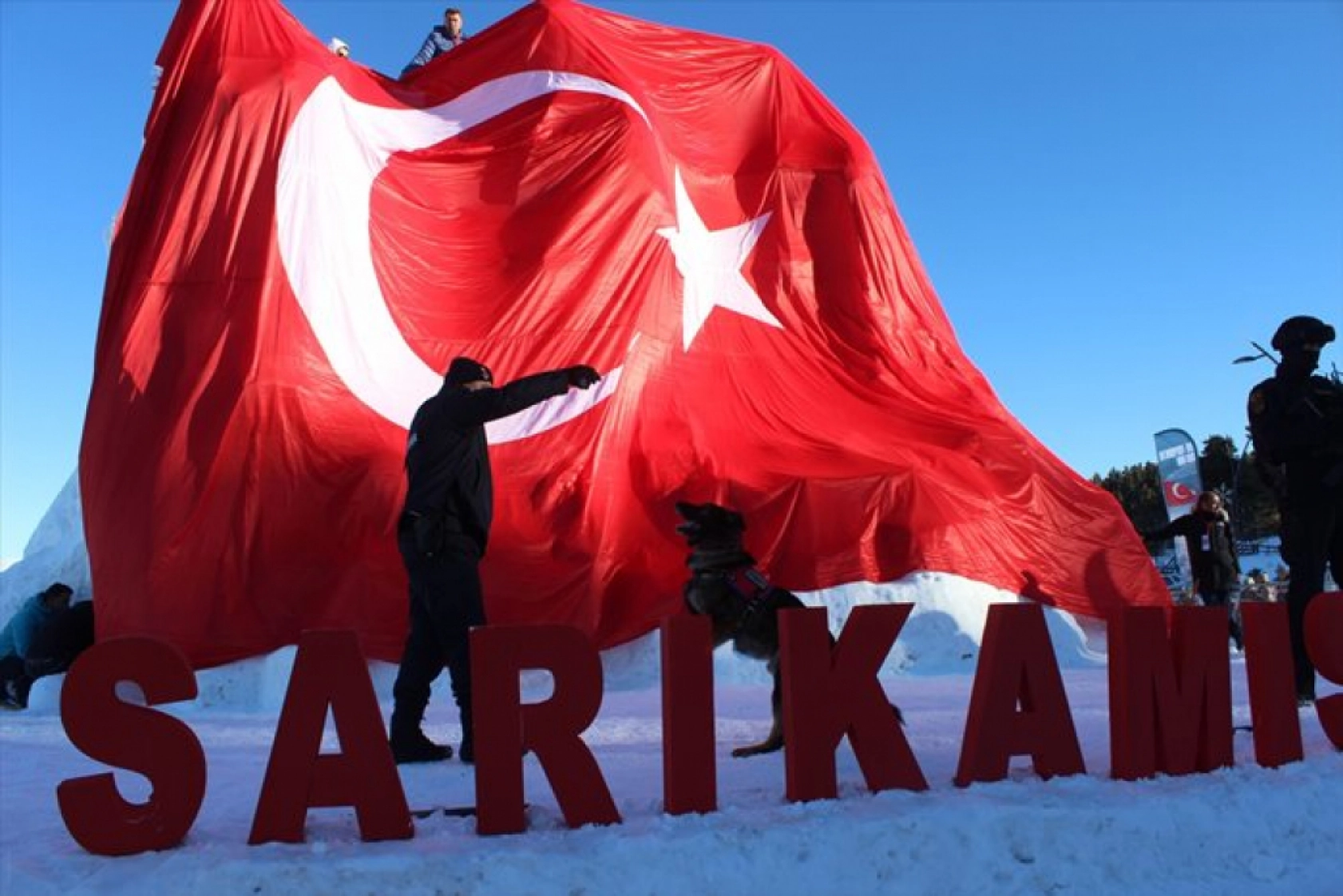 Kars'ta Sarıkamış şehitlerini temsilen yapılan kardan heykeller açıldı